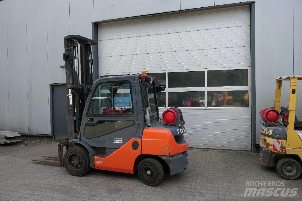 Toyota 02-8 FGF 30 LPG trucks