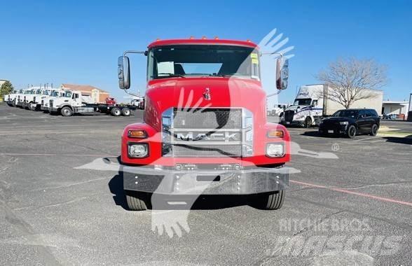 Mack MD6 Chassis Cab trucks