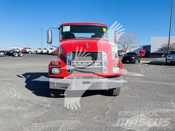 Mack MD6 Chassis Cab trucks