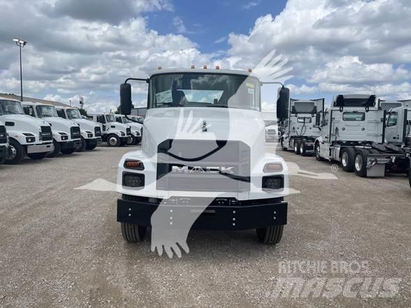 Mack MD6 Chassis Cab trucks