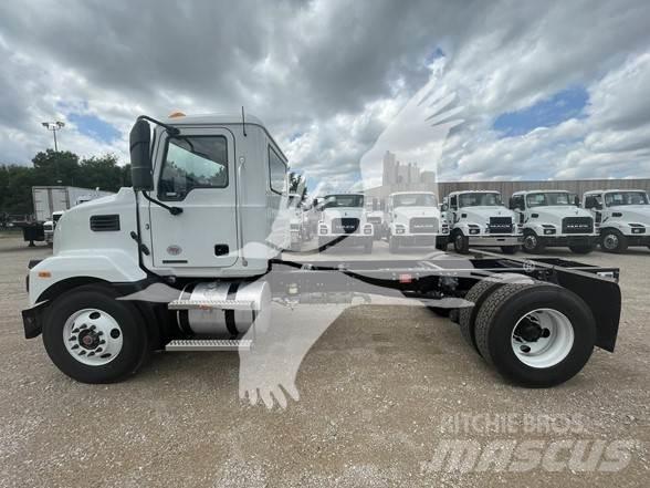 Mack MD6 Chassis Cab trucks