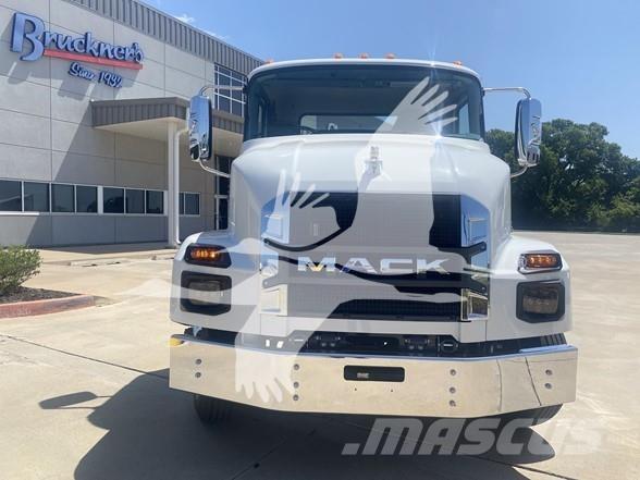 Mack MD6 Chassis Cab trucks