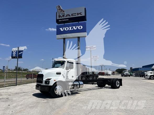 Mack MD6 Chassis Cab trucks