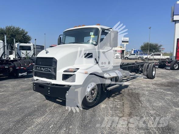 Mack MD6 Chassis Cab trucks