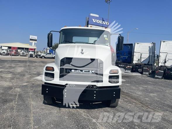 Mack MD6 Chassis Cab trucks