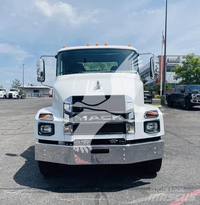 Mack MD7 Chassis Cab trucks