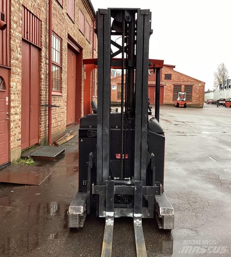 BT RR E 2 Reach trucks
