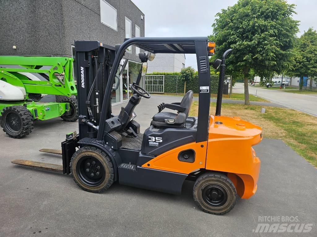 Doosan D 35 S-7 Diesel trucks
