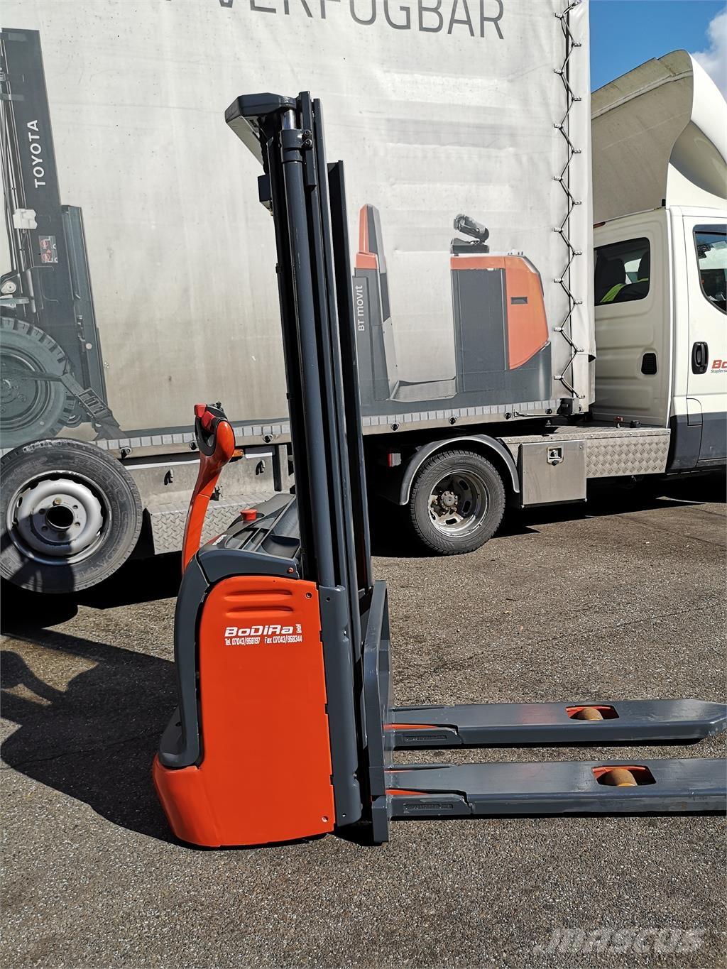 Linde L12 Self propelled stackers