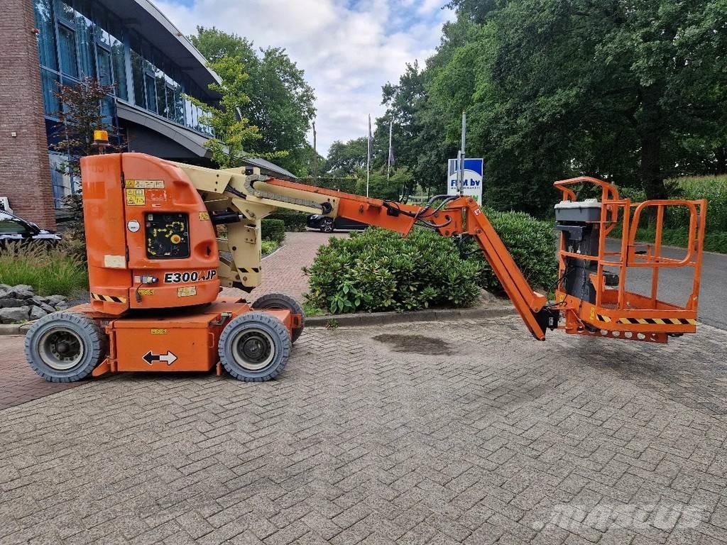 JLG E300AJP Articulated boom lifts