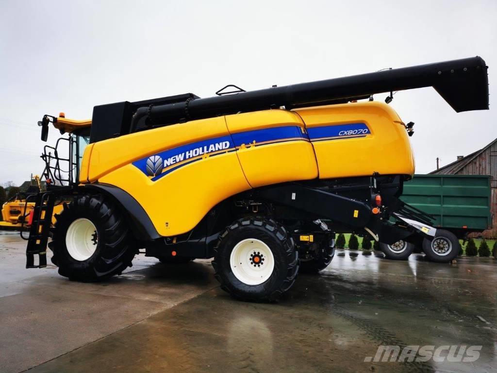 New Holland CX8070 Combine harvesters