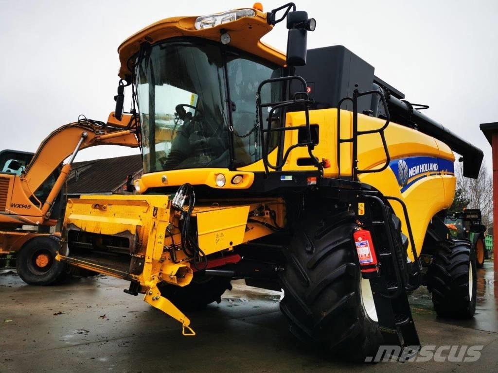 New Holland CX8070 Combine harvesters