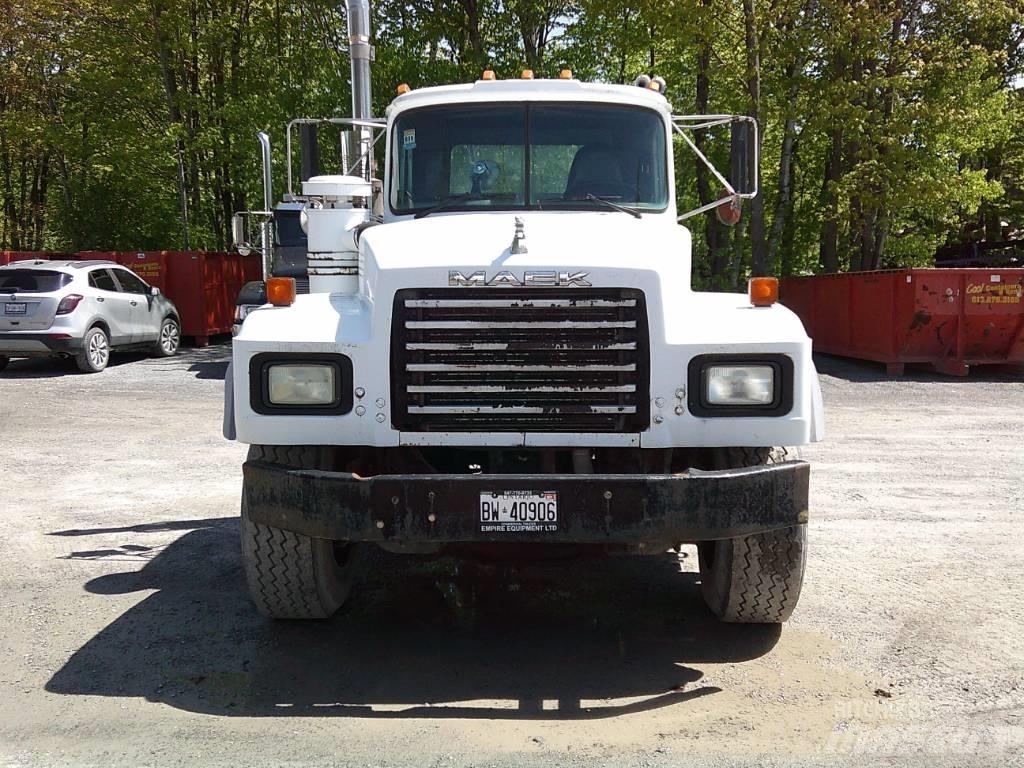 Mack RB 688 S Chassis Cab trucks