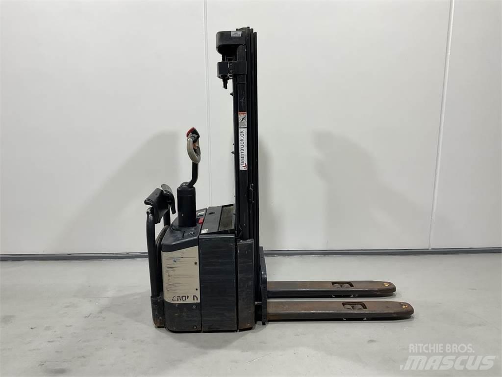 Crown WE2300S Self propelled stackers