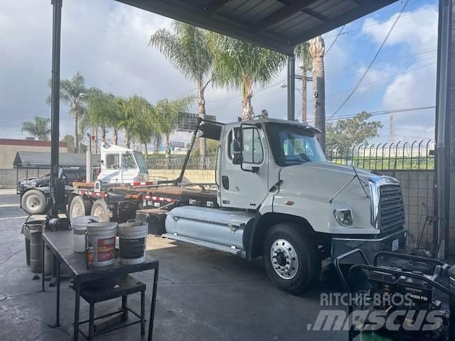 Freightliner 114SD Cable lift demountable trucks