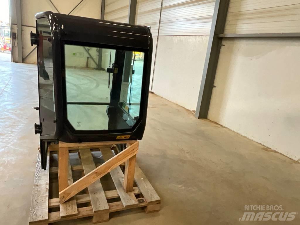 Kubota U 27-4 Cabins and interior
