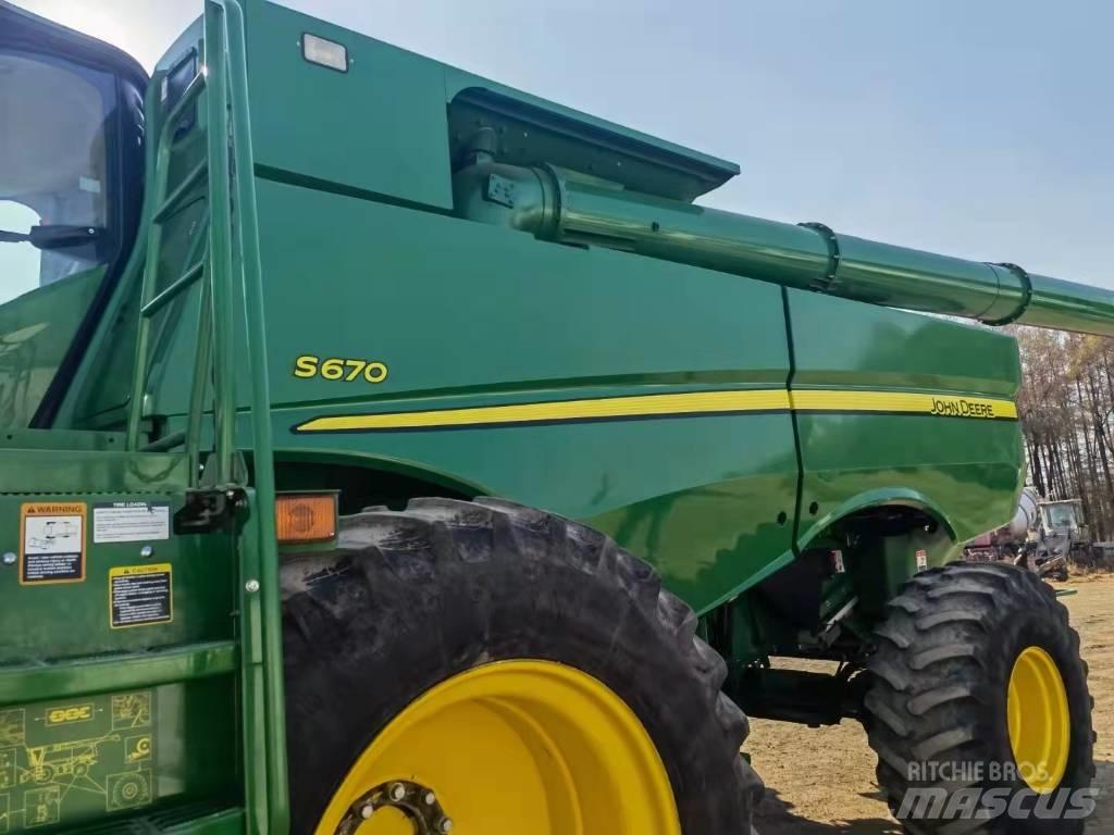 John Deere S670 Combine harvesters