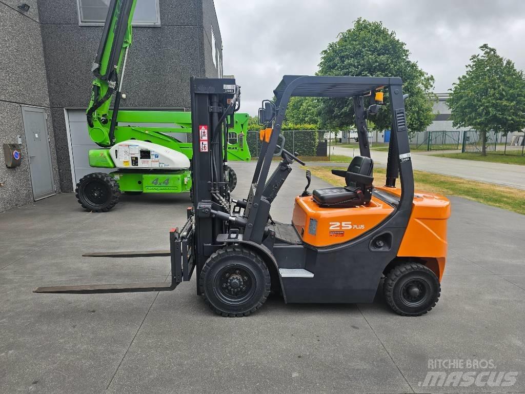 Doosan D 25 G Diesel trucks