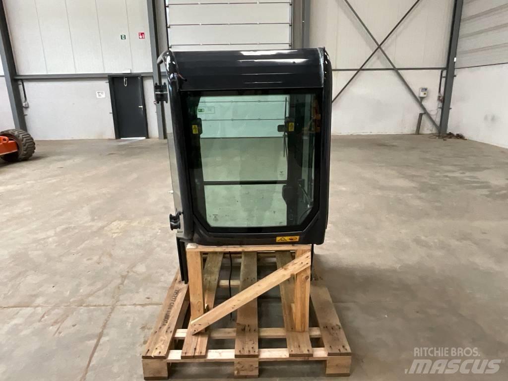 Kubota U 27-4 Cabins and interior