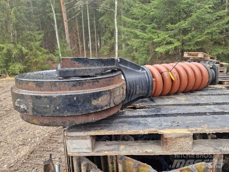 Hitachi ZX 300 Tracks, chains and undercarriage
