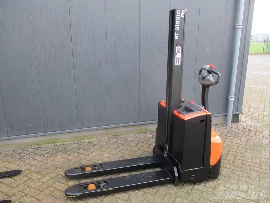 Toyota SWE 080L Pedestrian stacker