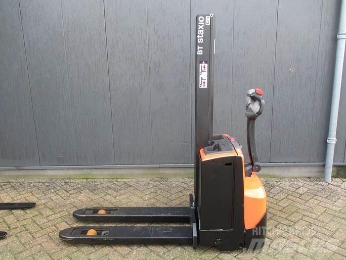 Toyota SWE 080L Pedestrian stacker
