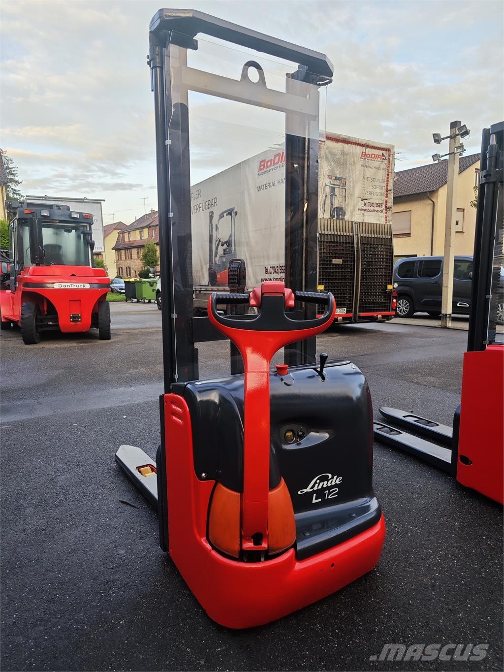 Linde L 12 Self propelled stackers