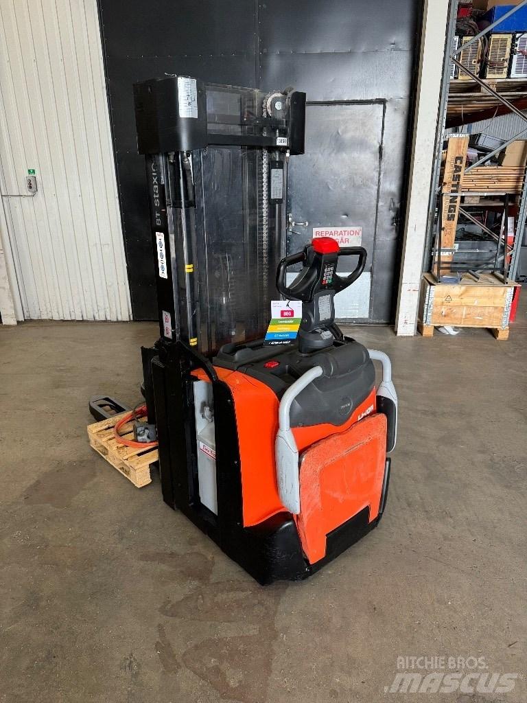 Toyota SPE140L Pedestrian stacker