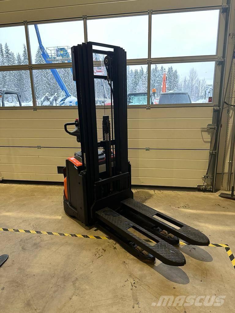 Toyota SWE 120 L Pedestrian stacker