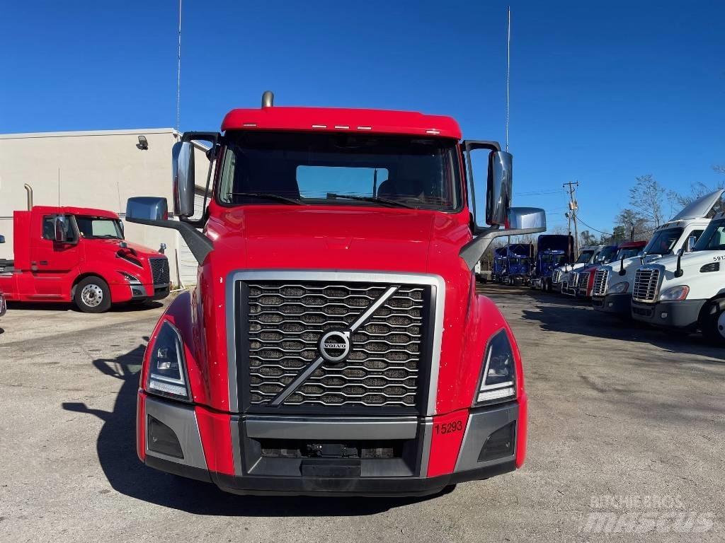 Volvo VNL64T300 Tractor Units