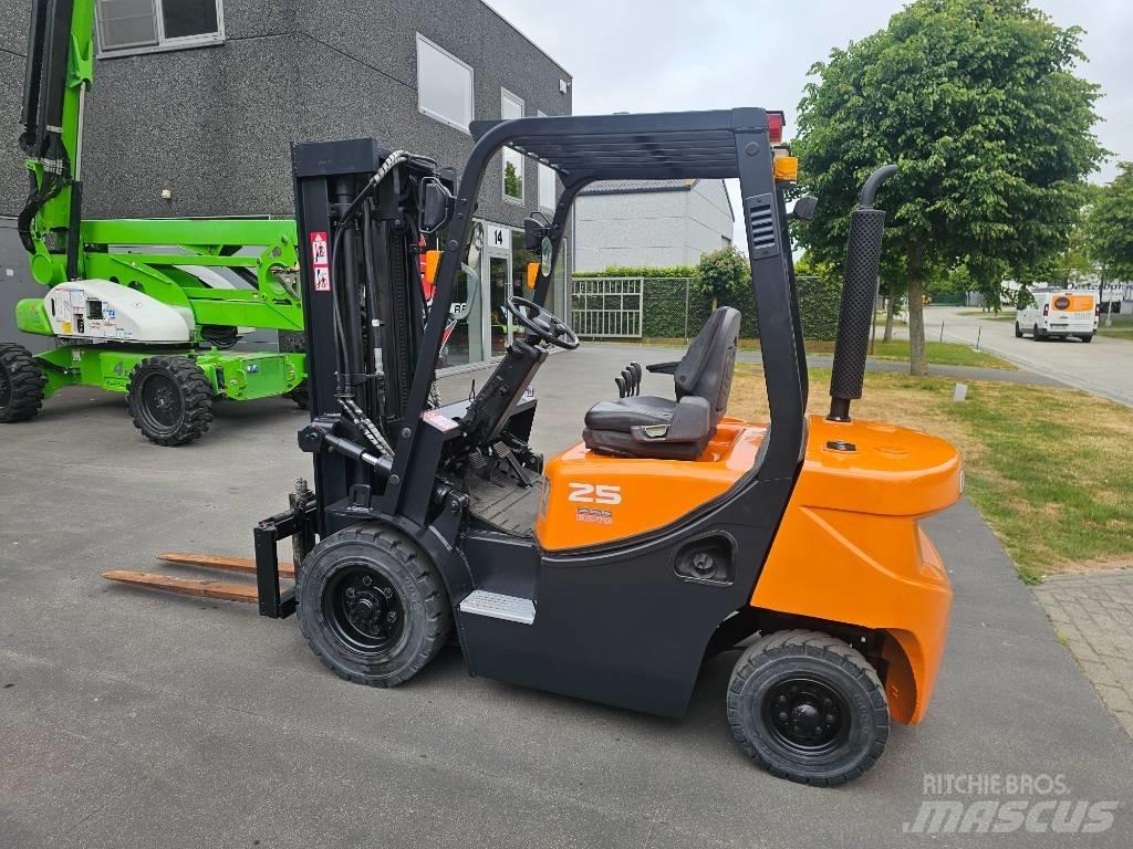 Doosan D 25 G Diesel trucks