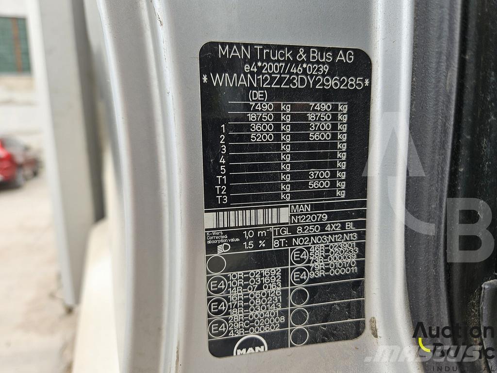 MAN TGL8.250 Curtainsider trucks