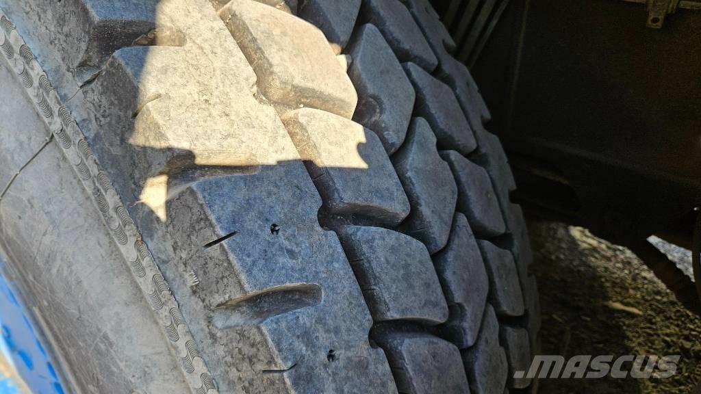 Kato SR250 Rough terrain cranes