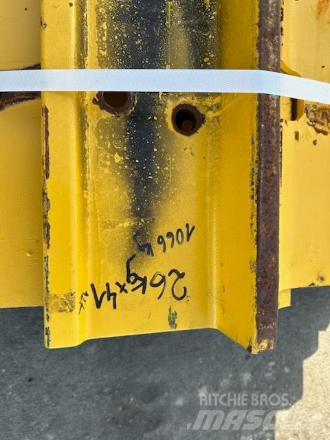 Komatsu d 85 plate Tracks, chains and undercarriage