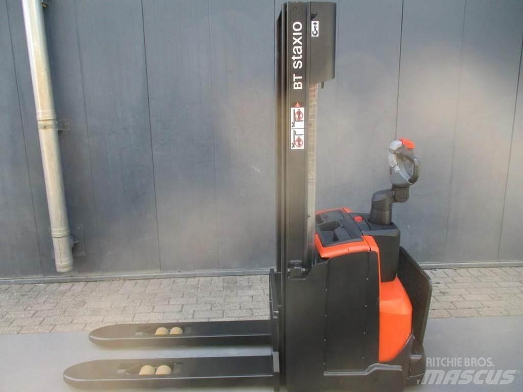 BT SWE 100 Pedestrian stacker
