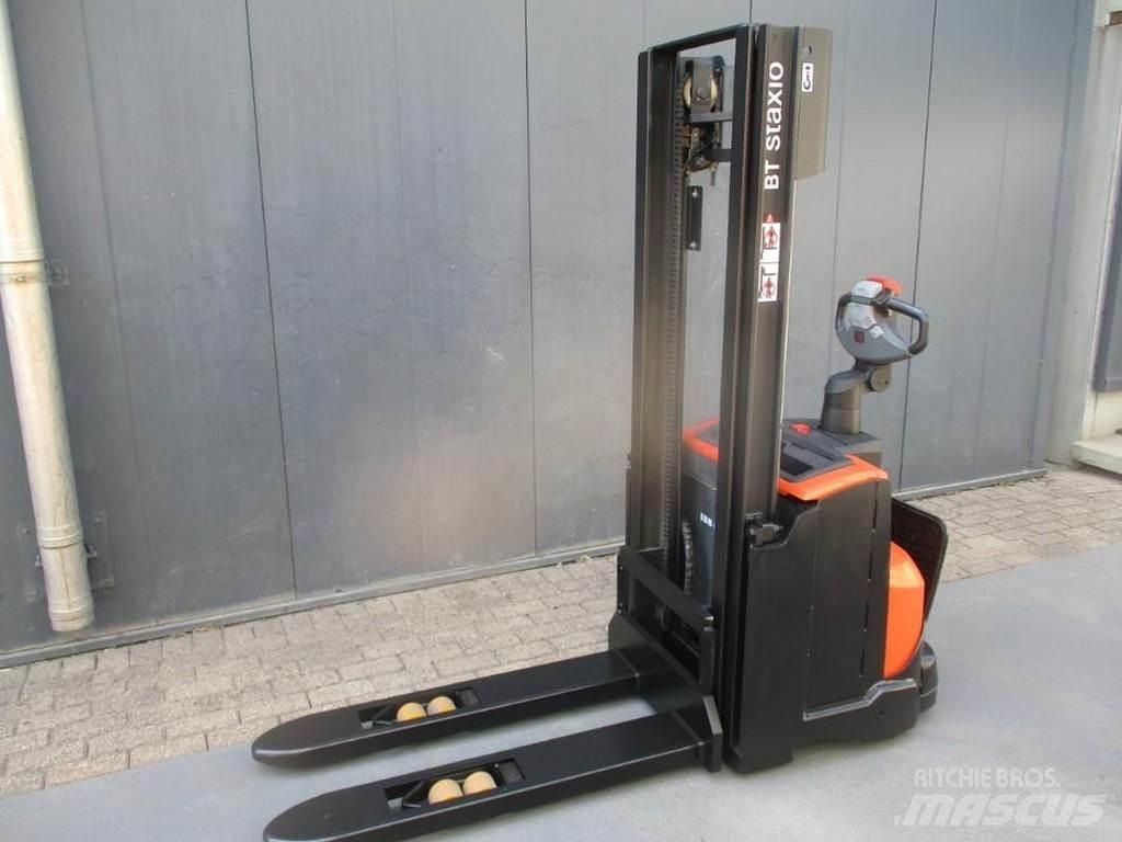 BT SWE 100 Pedestrian stacker