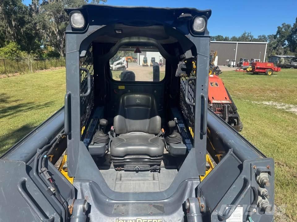 John Deere 325 Skid steer loaders