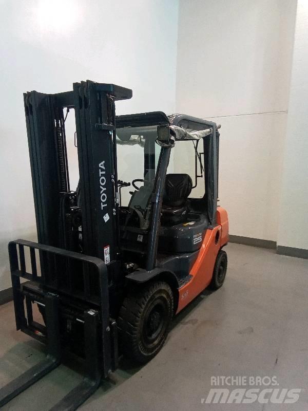 Toyota 8 FDF 25 Diesel trucks
