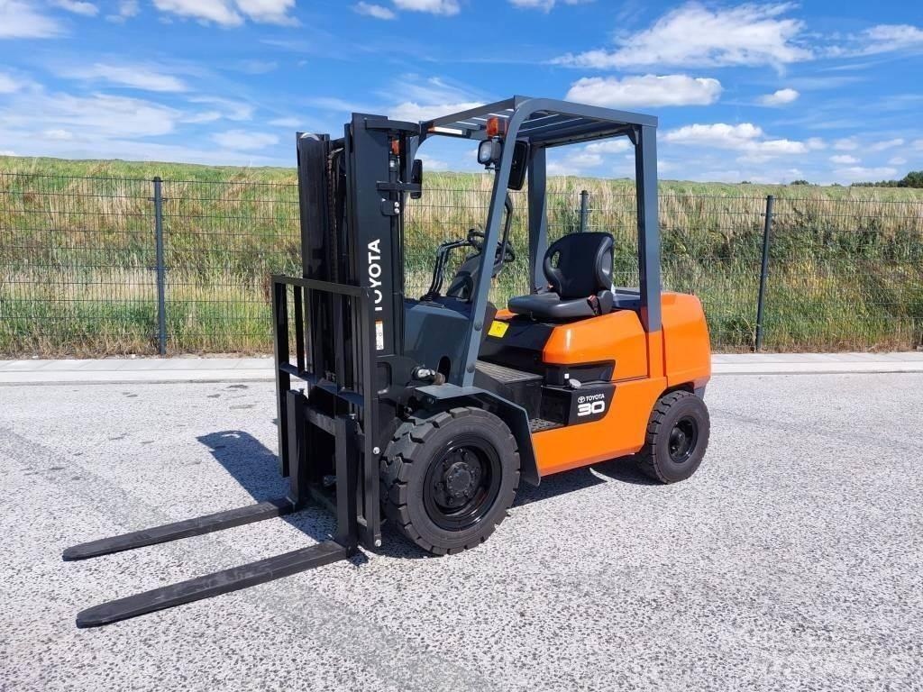 Toyota FDZN30 Diesel trucks