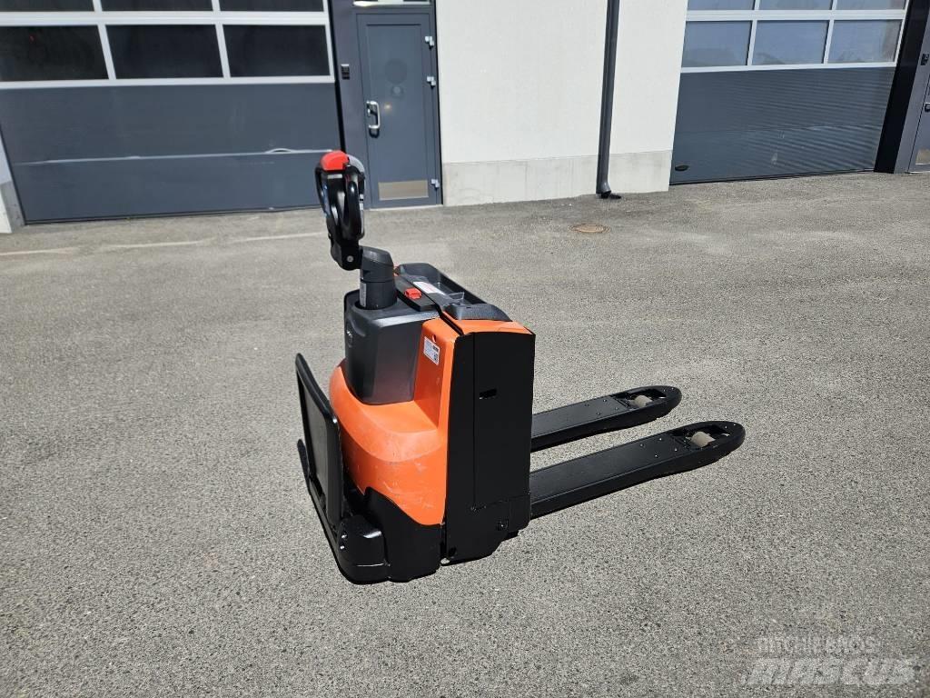 Toyota LWE 200 Low lifter with platform