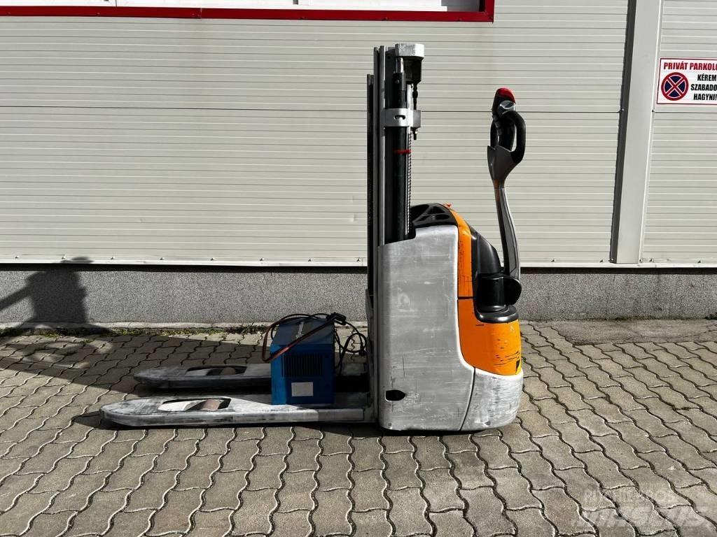 Still EXV 10 Pedestrian stacker
