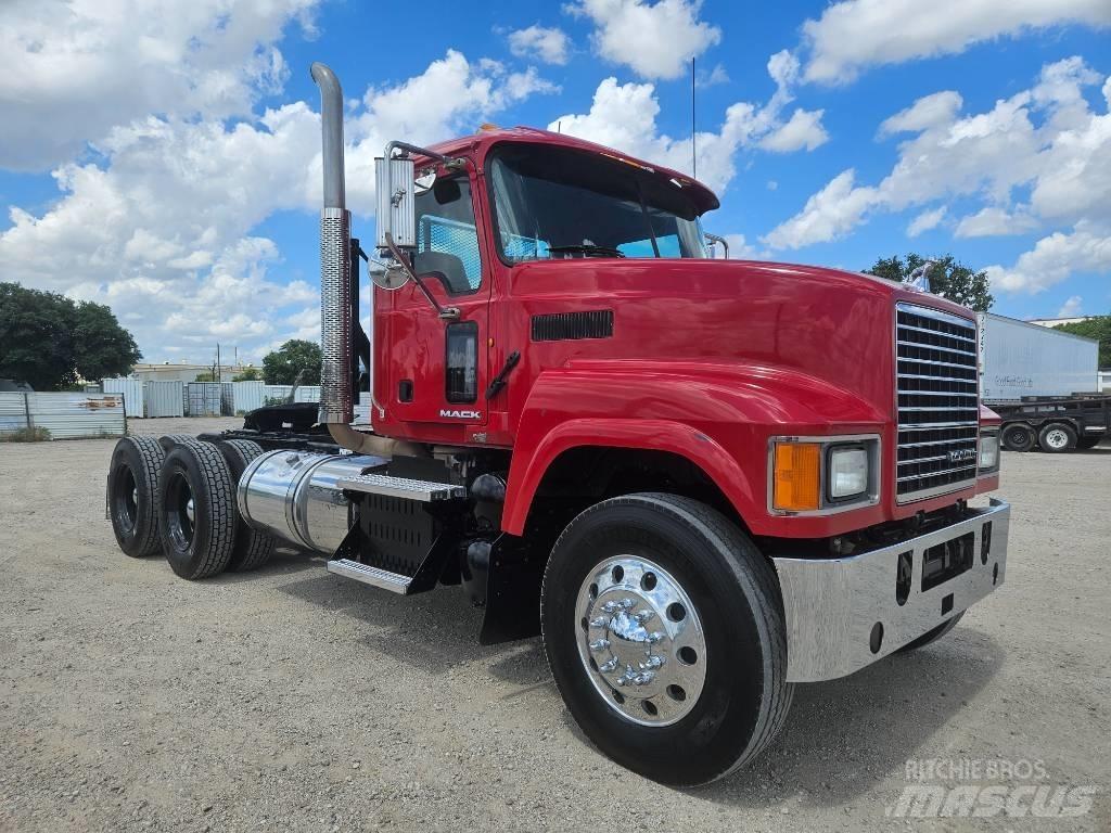 Mack CHU 613 Tractor Units