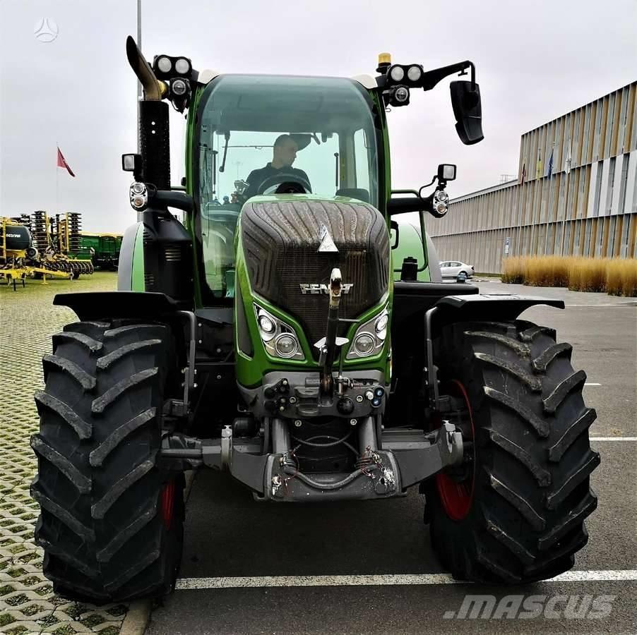 Fendt 718 Vario Tractors