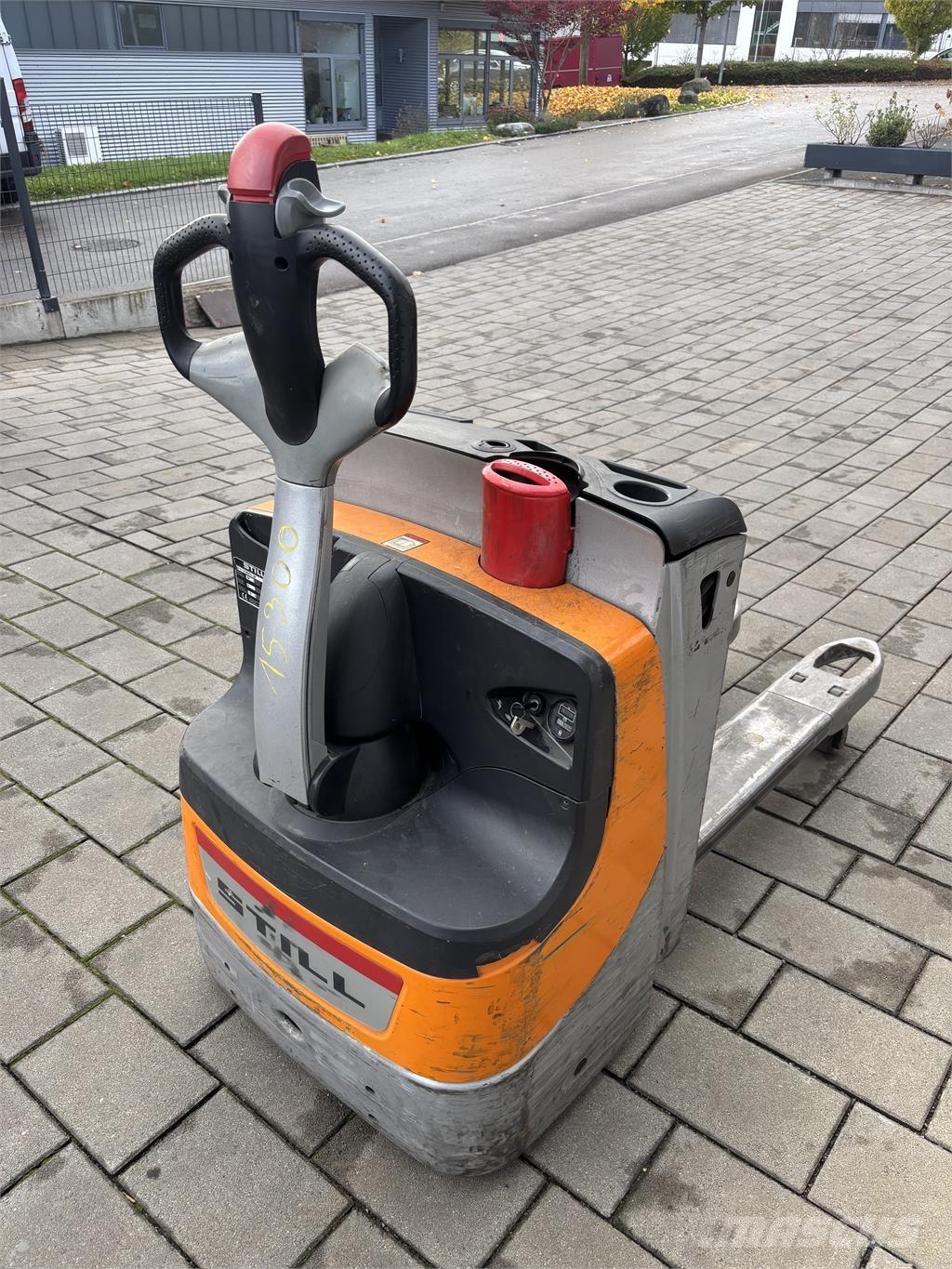 Still EXU16 Pedestrian stacker