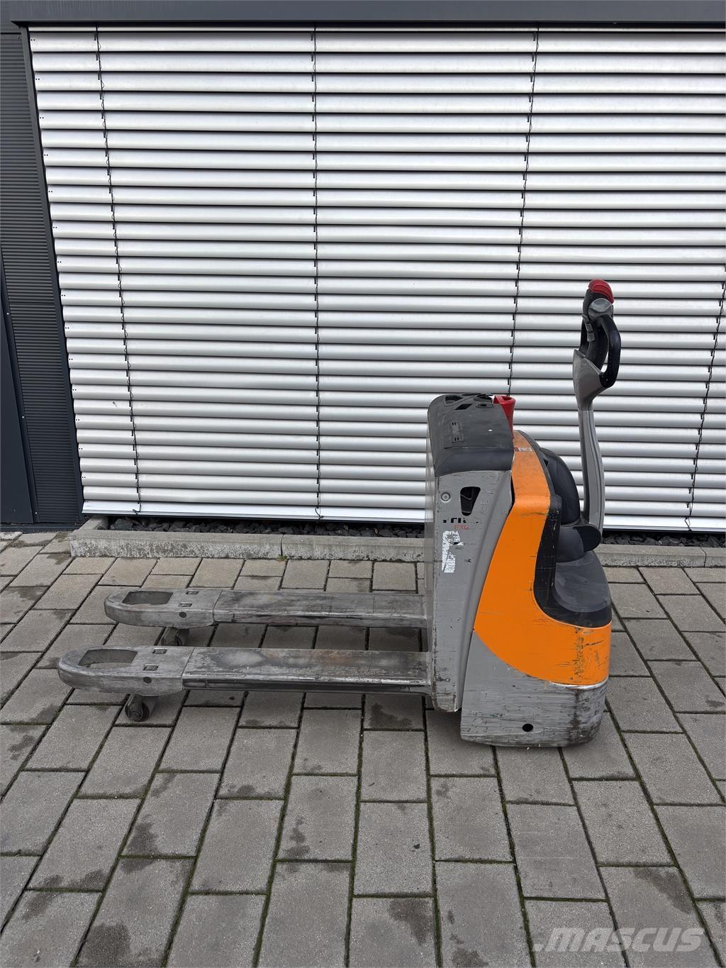 Still EXU16 Pedestrian stacker