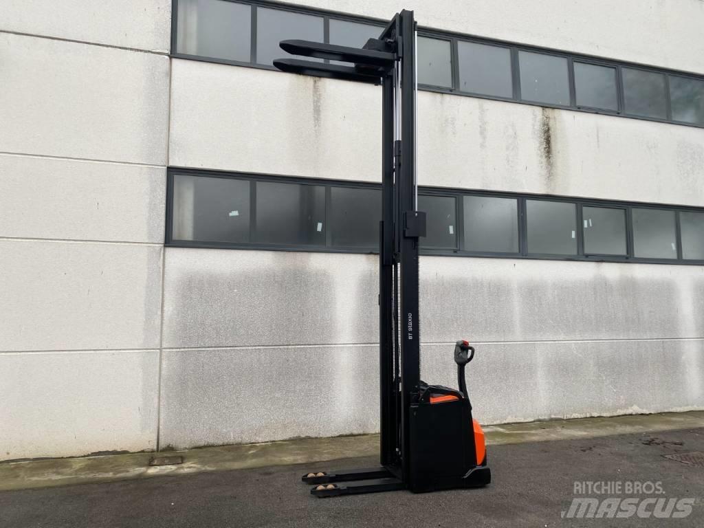 Toyota SWE160 Pedestrian stacker