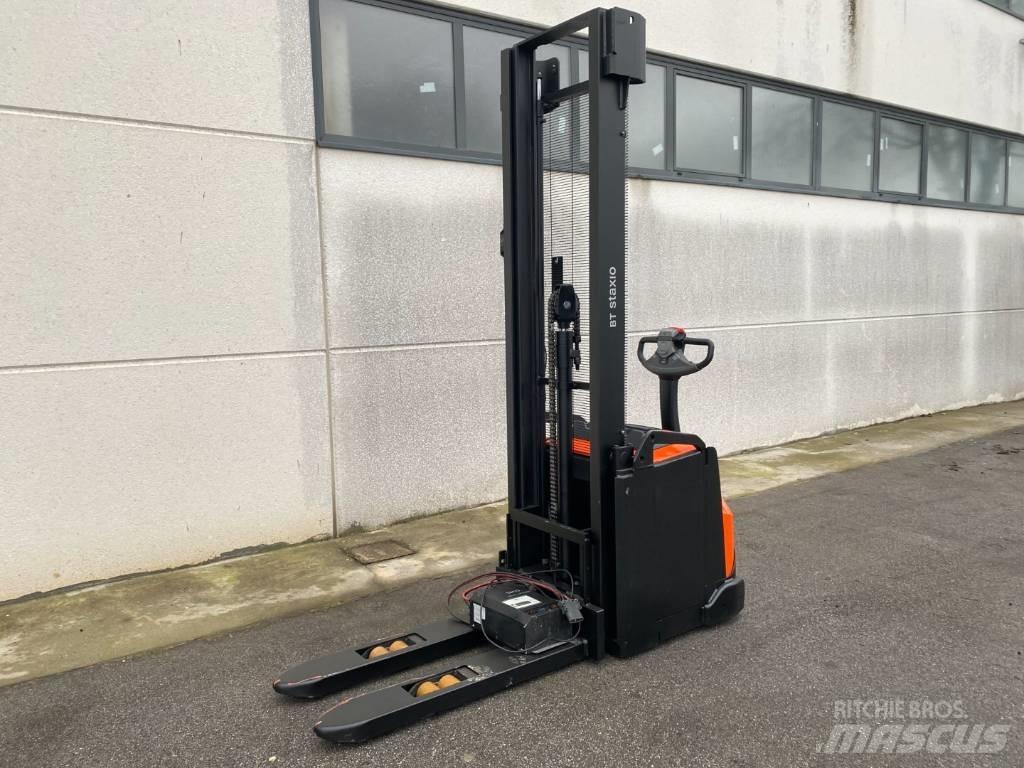 Toyota SWE160 Pedestrian stacker