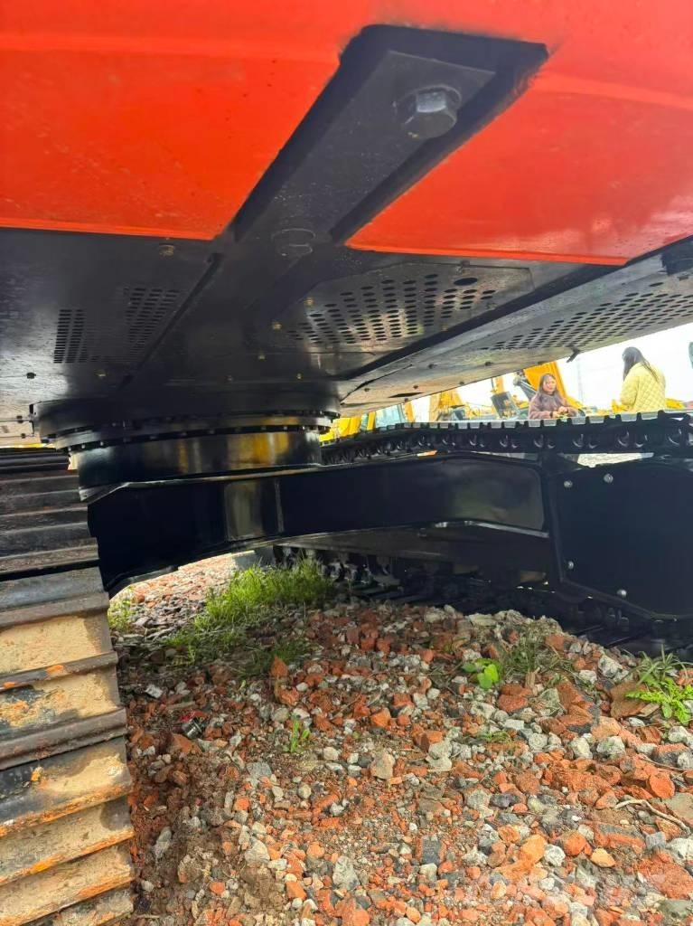 Hitachi ZX 200 Crawler excavators