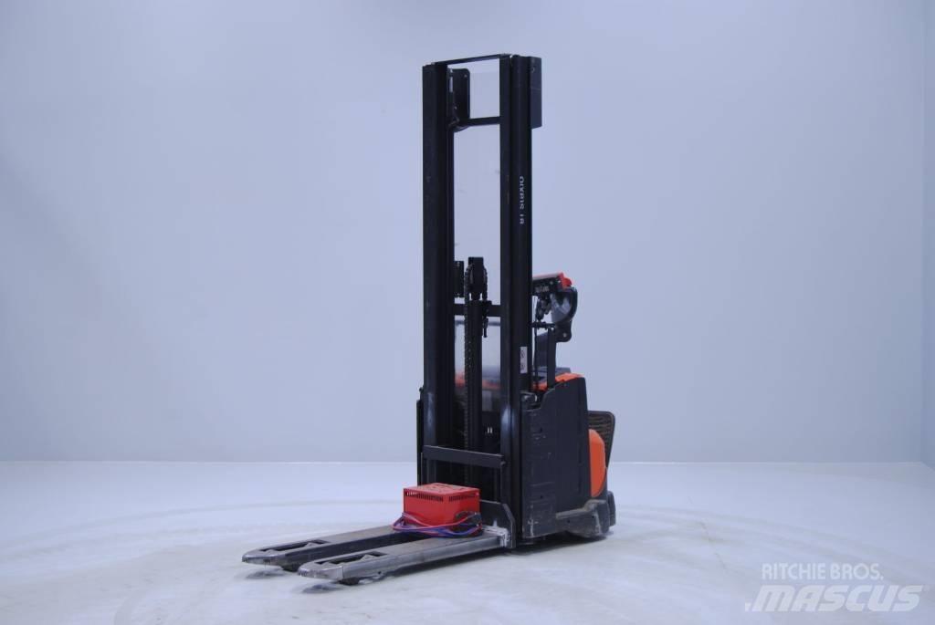 Toyota SWE120L Pedestrian stacker