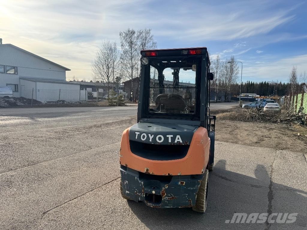 Toyota 02-8 FDF 30 Diesel trucks
